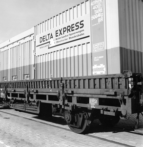 171651 Afbeelding van het vervoer van containers met de Delta Express (Intercontainer van de N.S. en de Deutsche ...